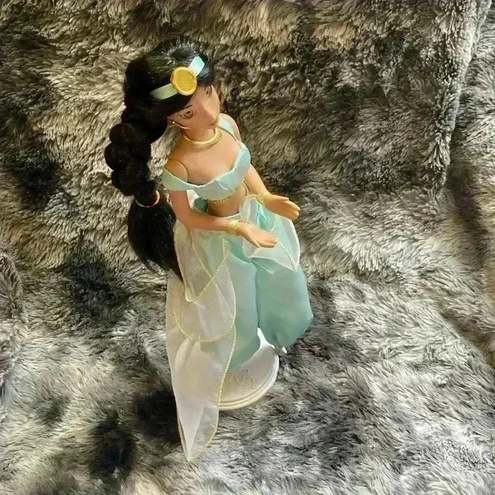 Disney Jasmine Porcelain Doll Brass  Key KeepSakes AWholeNewWorld Magic - Picture 2 of 16